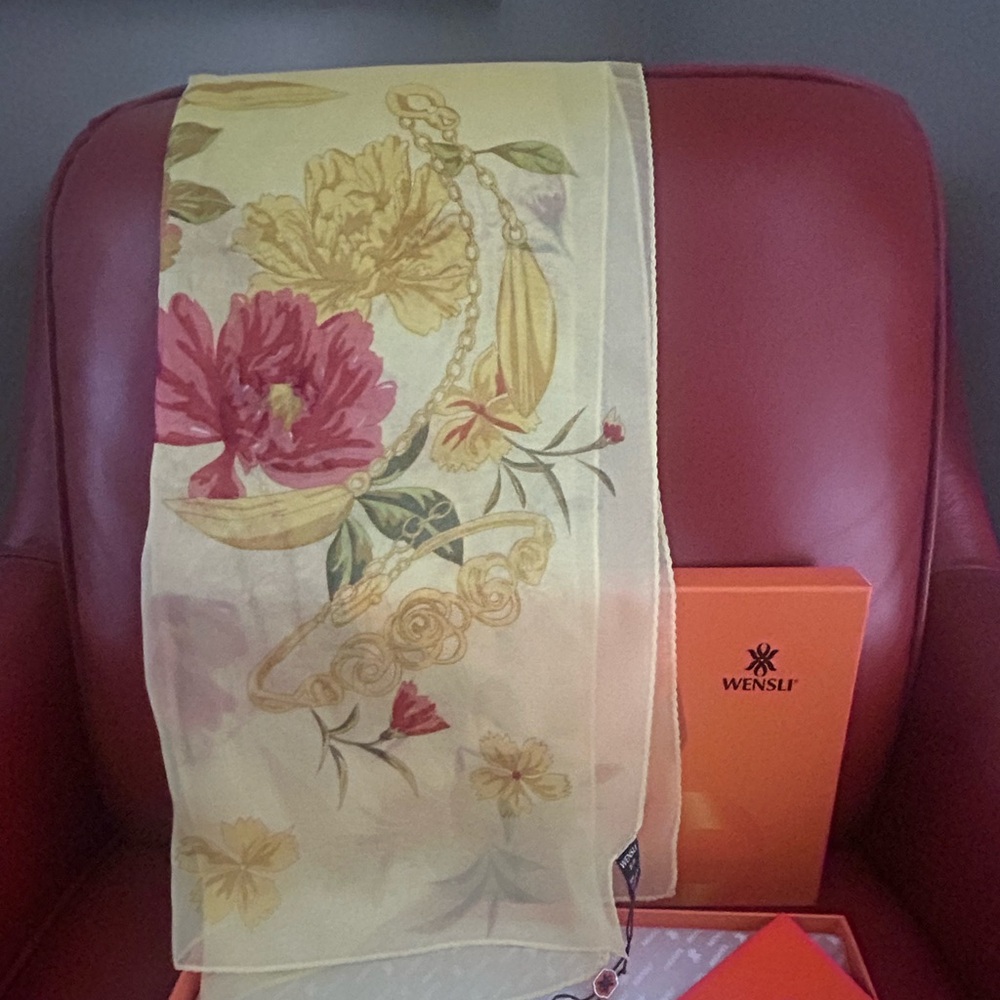 Beautiful Wensli 100% silk floral design scarf.
New in box with tags. 70x20 - Picture 2 of 9